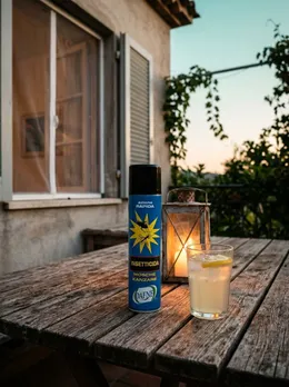 Insecticida Dafne en la terraza al anochecer