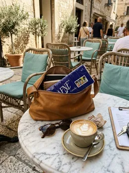 Pañuelos Dafne en el bolso, en la terraza de un café