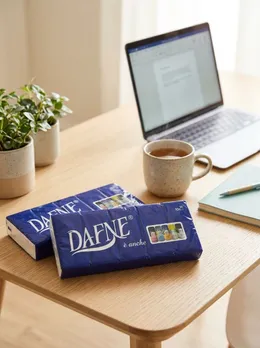 Pañuelos Dafne en el escritorio junto al portátil